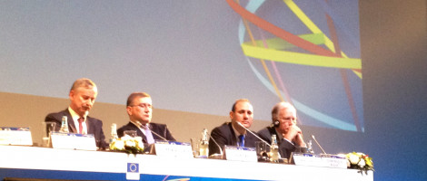 Auf dem Podium ganz links: Siim Kallas, Kommissar für Verkehr und Vizepräsident der EU-Kommission, zweiter von links: Ismail Ertug